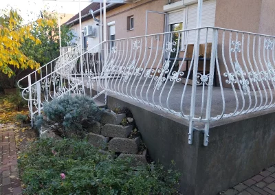 kovácsoltvas teraszkorlát és előtető