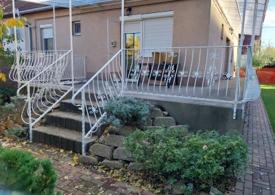 kovácsoltvas teraszkorlát és előtető