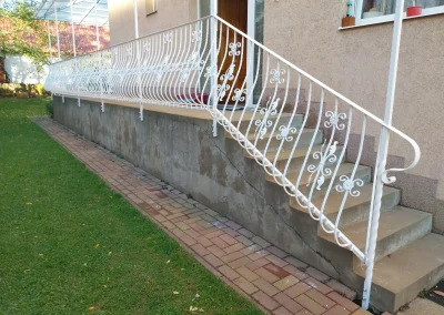 kovácsoltvas teraszkorlát és előtető