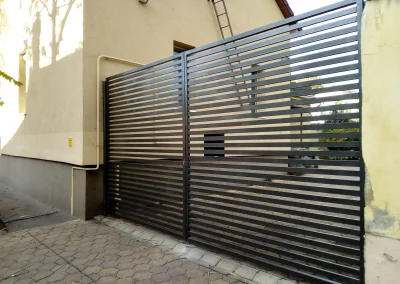 modern kerítés, kapu Debrecen, Kassai út