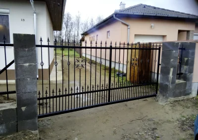 kovácsoltvas úszókapu Debrecen